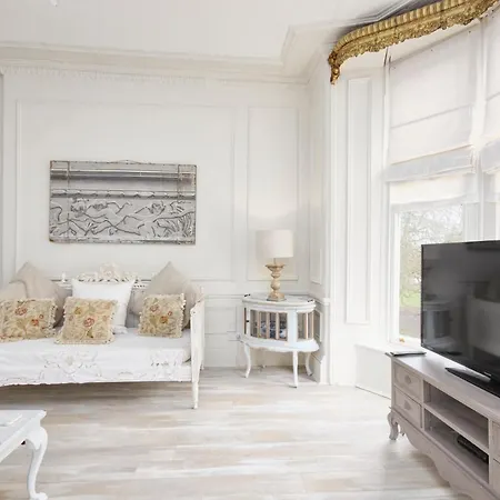 The Stunning French Boudoir Of Apartman